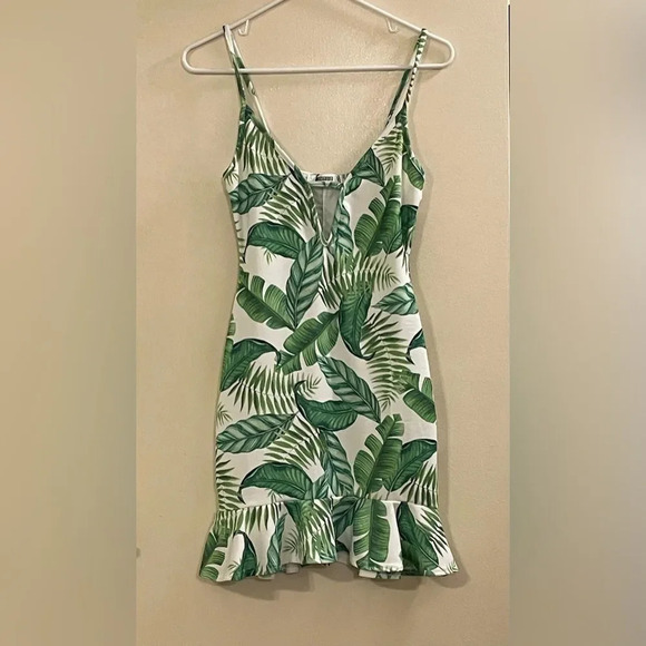 MISSGUIDED Palm Frill Hem Plunge Mini Dress‎ in Green - Picture 3 of 7